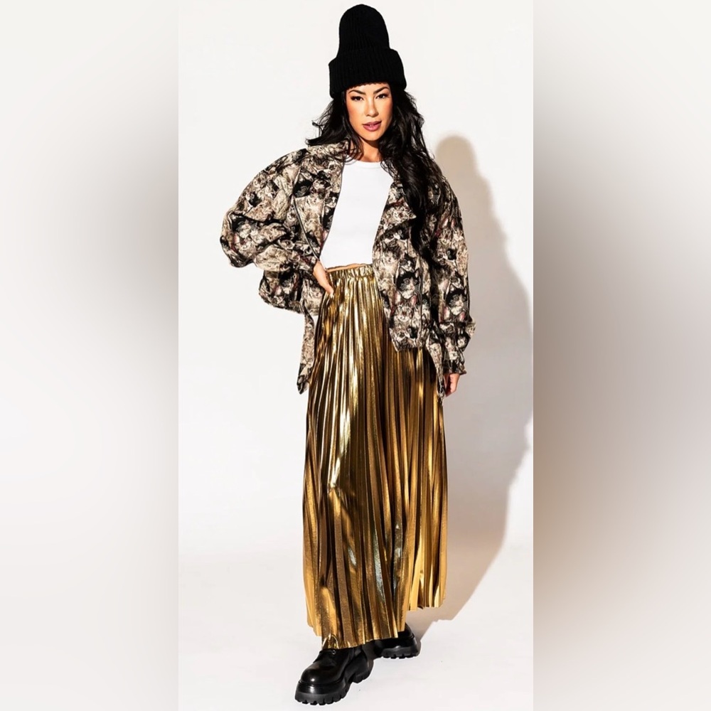 Dressed in Lala Metallic Pleated Midi Skirt in 24 Karat
Gold - Picture 4 of 12